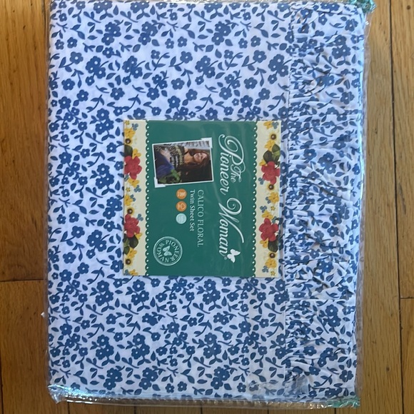 NEW PIONEER WOMAN 100% COTTON CALICO BLUE GIRLS TWIN SHEET SET SHEETS RUFFLE NIP - Picture 3 of 5